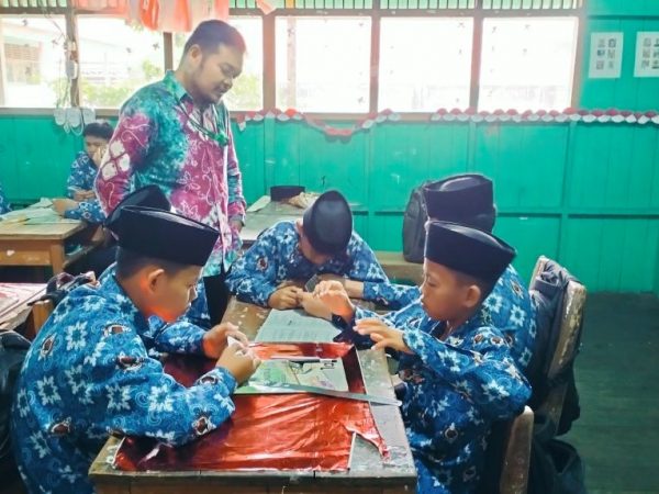 Belajar Pecahan Jadi Menyenangkan, Guru MTsN 1 HSU Gunakan Media Pizza dan Coklat Belajar Pecahan Jadi Menyenangkan, Guru MTsN 1 HSU Gunakan Media Pizza dan Coklat