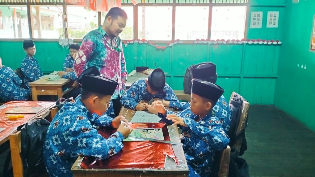 Belajar Pecahan Jadi Menyenangkan, Guru MTsN 1 HSU Gunakan Media Pizza dan Coklat Belajar Pecahan Jadi Menyenangkan, Guru MTsN 1 HSU Gunakan Media Pizza dan Coklat