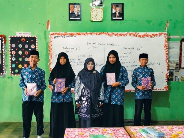 Guru MTsN 1 HSU Beri Apresiasi Merata pada Pembelajaran Matematika Guru MTsN 1 HSU Beri Apresiasi Merata pada Pembelajaran Matematika