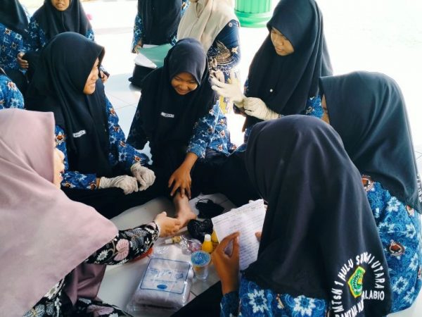 Siswa MTsN 1 HSU Simulasikan Dasar-Dasar Pertolongan Pertama dalam Penilaian Praktik P5 Siswa MTsN 1 HSU Simulasikan Dasar-Dasar Pertolongan Pertama dalam Penilaian Praktik P5