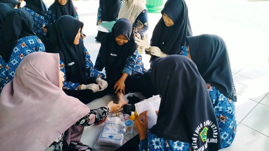 Siswa MTsN 1 HSU Simulasikan Dasar-Dasar Pertolongan Pertama dalam Penilaian Praktik P5 Siswa MTsN 1 HSU Simulasikan Dasar-Dasar Pertolongan Pertama dalam Penilaian Praktik P5