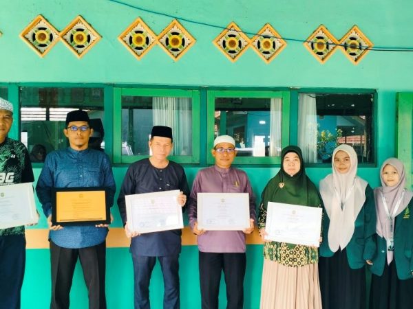 Akhiri Masa PPL, Mahasiswa STAI Rakha Amuntai Serahkan Piagam Penghargaan ke MTsN 1 HSU