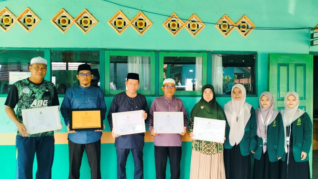 Akhiri Masa PPL, Mahasiswa STAI Rakha Amuntai Serahkan Piagam Penghargaan ke MTsN 1 HSU Akhiri Masa PPL, Mahasiswa STAI Rakha Amuntai Serahkan Piagam Penghargaan ke MTsN 1 HSU