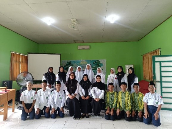 Tiga Siswi MTsN 1 HSU Perjuangkan Prestasi hingga Semifinal Cerdas Cermat Tiga Siswi MTsN 1 HSU Perjuangkan Prestasi hingga Semifinal Cerdas Cermat
