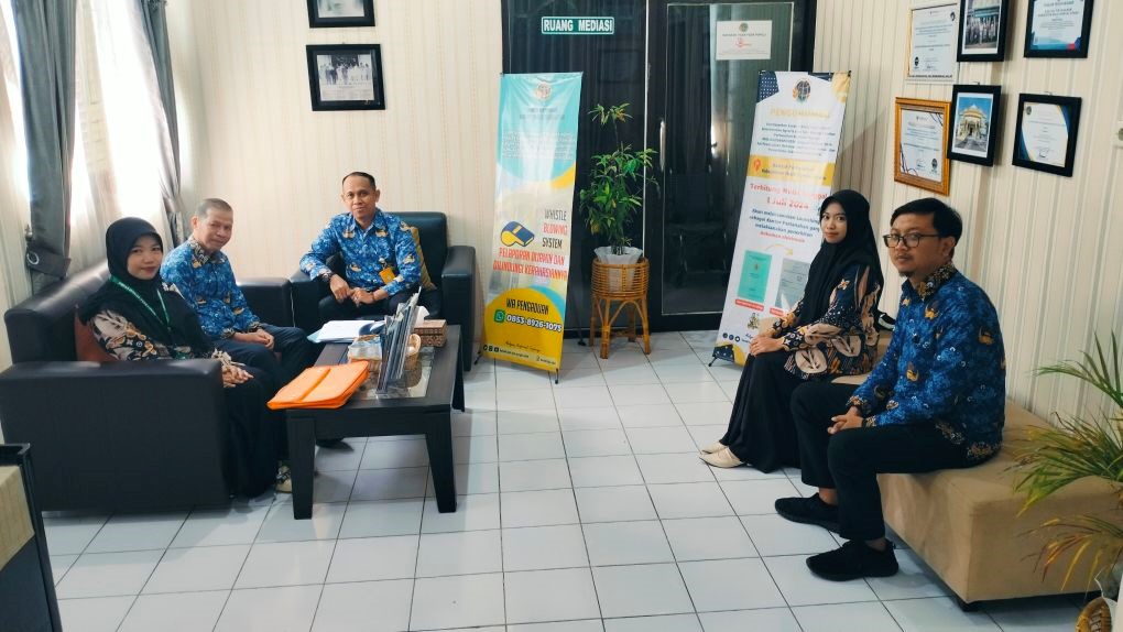 Kepala MTsN 1 HSU Koordinasi dengan BPN untuk Pengukuran Tanah Hibah Kepala MTsN 1 HSU Koordinasi dengan BPN untuk Pengukuran Tanah Hibah