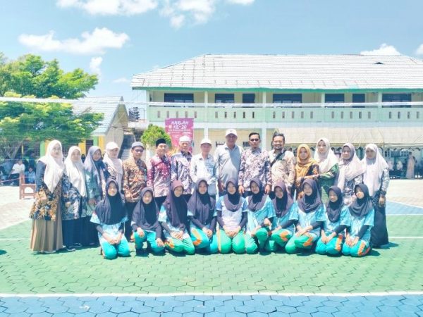 Tim Voli Putri MTsN 1 HSU Pertahankan Gelar Juara di Harlah MA Bustanul Ulum Tim Voli Putri MTsN 1 HSU Pertahankan Gelar Juara di Harlah MA Bustanul Ulum