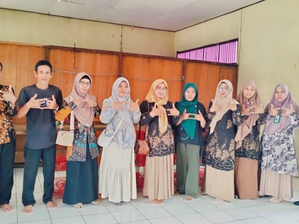 Tim Verifikasi Produk Halal Kunjungi Kantin MTsN 1 HSU Tim Verifikasi Produk Halal Kunjungi Kantin MTsN 1 HSU