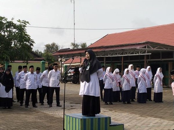 Pembina Upacara MTsN 1 HSU Tekankan Pentingnya Pembiasaan dalam Pembentukan Karakter Siswa Pembina Upacara MTsN 1 HSU Tekankan Pentingnya Pembiasaan dalam Pembentukan Karakter Siswa