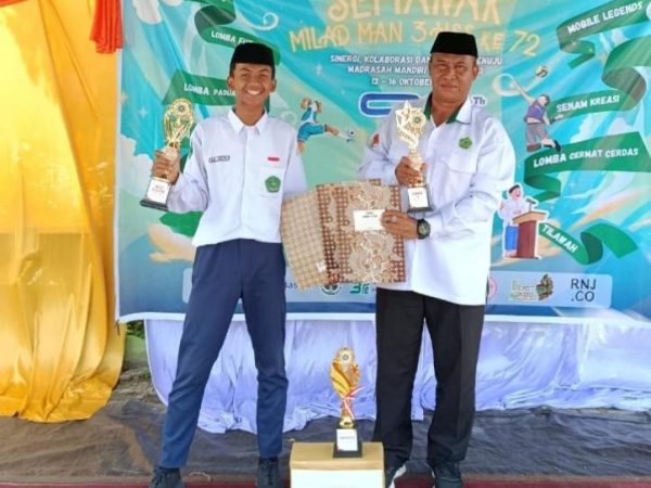 Tim MTsN 1 HSU Terima 3 Trofi di Perayaan Milad MAN 3 HSS Tim MTsN 1 HSU Terima 3 Trofi di Perayaan Milad MAN 3 HSS