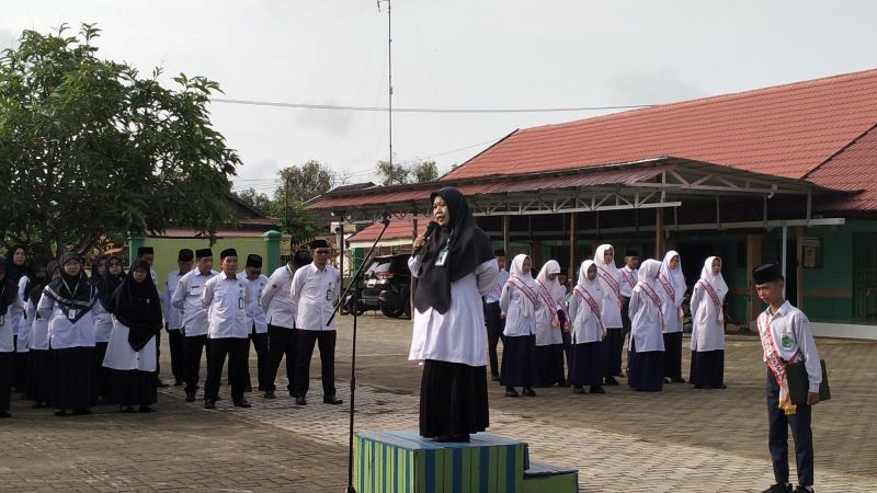 Pembina Upacara MTsN 1 HSU Tekankan Pentingnya Pembiasaan dalam Pembentukan Karakter Siswa Pembina Upacara MTsN 1 HSU Tekankan Pentingnya Pembiasaan dalam Pembentukan Karakter Siswa