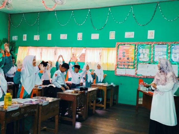 Guru MTsN 1 HSU Terapkan Ice Breaking Menarik untuk Tingkatkan Semangat Belajar Siswa Guru MTsN 1 HSU Terapkan Ice Breaking Menarik untuk Tingkatkan Semangat Belajar Siswa