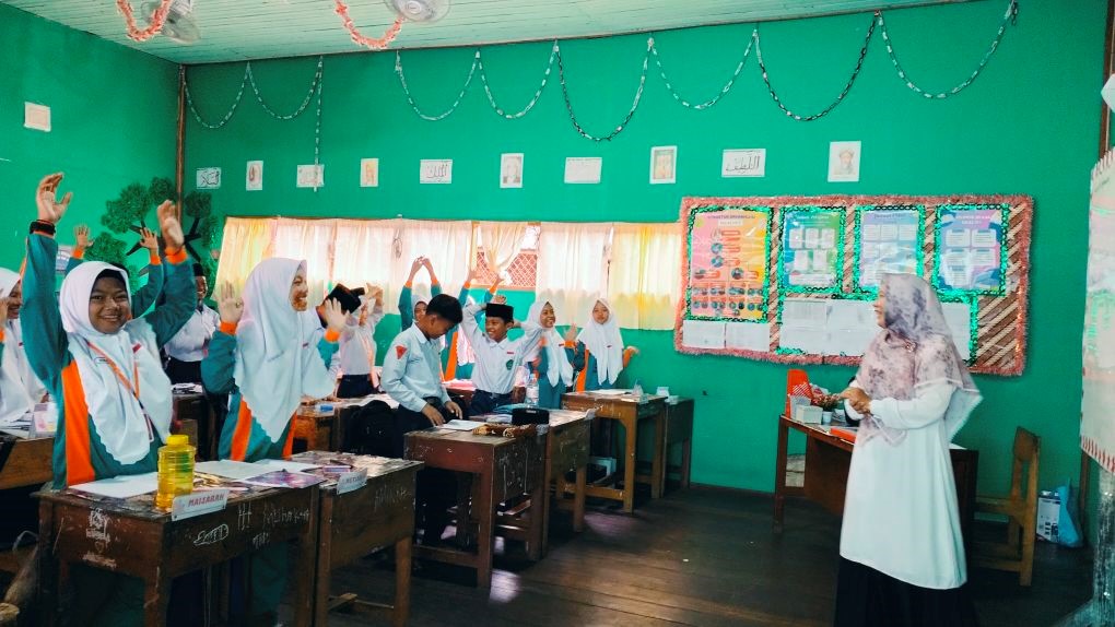 Guru MTsN 1 HSU Terapkan Ice Breaking Menarik untuk Tingkatkan Semangat Belajar Siswa