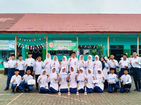 MTsN 1 HSU Gelar Penyerahan Trofi dan Berikan Uang Pembinaan kepada Siswa Berprestasi di Harlah MA Bustanul Ulum ke-20 MTsN 1 HSU Gelar Penyerahan Trofi dan Berikan Uang Pembinaan kepada Siswa Berprestasi di Harlah MA Bustanul Ulum ke-20