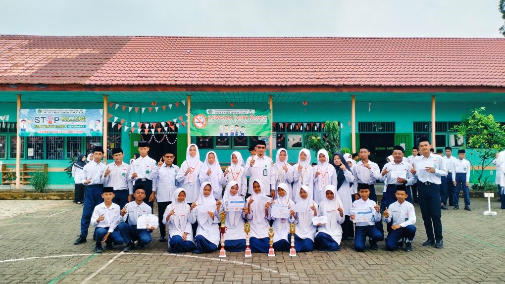 MTsN 1 HSU Gelar Penyerahan Trofi dan Berikan Uang Pembinaan kepada Siswa Berprestasi di Harlah MA Bustanul Ulum ke-20 MTsN 1 HSU Gelar Penyerahan Trofi dan Berikan Uang Pembinaan kepada Siswa Berprestasi di Harlah MA Bustanul Ulum ke-20