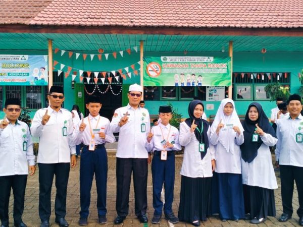 MTsN 1 HSU Serahkan Kartu Anggota Perpustakaan Berbarcode untuk Siswa Kelas VII MTsN 1 HSU Serahkan Kartu Anggota Perpustakaan Berbarcode untuk Siswa Kelas VII