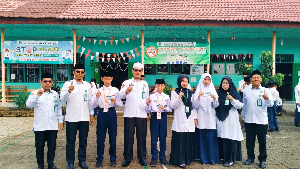MTsN 1 HSU Serahkan Kartu Anggota Perpustakaan Berbarcode untuk Siswa Kelas VII MTsN 1 HSU Serahkan Kartu Anggota Perpustakaan Berbarcode untuk Siswa Kelas VII