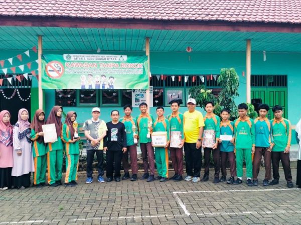 Tim Futsal dan Cerdas Cermat MTsN 1 HSU Serahkan Piala dan Piagam Juara kepada Madrasah di Ajang Milad MAN 3 HSS Tim Futsal dan Cerdas Cermat MTsN 1 HSU Serahkan Piala dan Piagam Juara kepada Madrasah di Ajang Milad MAN 3 HSS