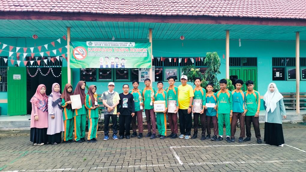 Tim Futsal dan Cerdas Cermat MTsN 1 HSU Serahkan Piala dan Piagam Juara kepada Madrasah di Ajang Milad MAN 3 HSS Tim Futsal dan Cerdas Cermat MTsN 1 HSU Serahkan Piala dan Piagam Juara kepada Madrasah di Ajang Milad MAN 3 HSS