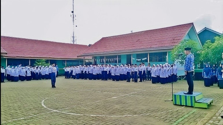 MTsN 1 HSU Gelar Upacara Peringatan Hari Sumpah Pemuda ke-97, Kamad Apresiasi Semangat Berorganisasi Siswa MTsN 1 HSU Gelar Upacara Peringatan Hari Sumpah Pemuda ke-97, Kamad Apresiasi Semangat Berorganisasi Siswa
