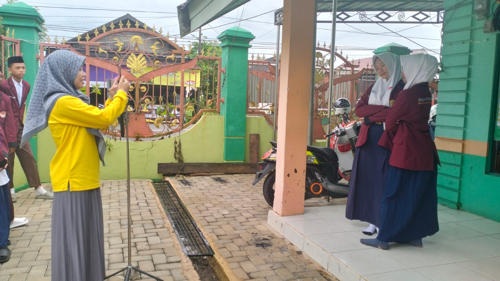Enam Paslon OSIM MTsN 1 HSU Jalani Sesi Pemotretan Resmi Jelang Pemilu OSIM 2026 Enam Paslon OSIM MTsN 1 HSU Jalani Sesi Pemotretan Resmi Jelang Pemilu OSIM 2026