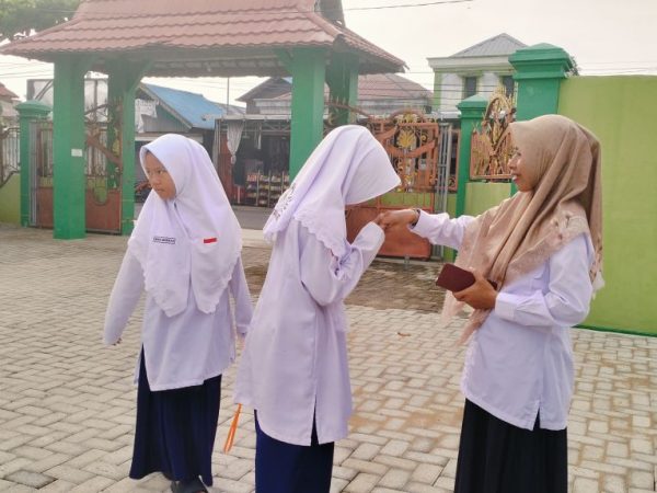 Guru Piket MTsN 1 HSU: Garda Terdepan Pemantau Kesehatan Siswa di Pagi Hari Guru Piket MTsN 1 HSU: Garda Terdepan Pemantau Kesehatan Siswa di Pagi Hari