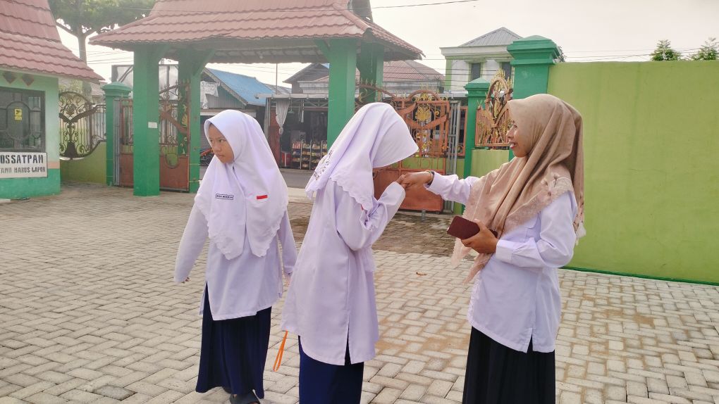 Guru Piket MTsN 1 HSU: Garda Terdepan Pemantau Kesehatan Siswa di Pagi Hari