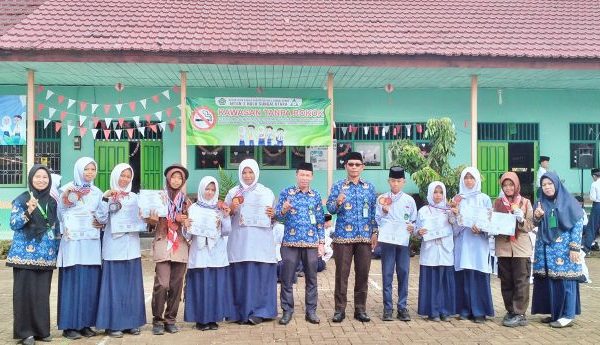 Kamad MTsN 1 HSU Serahkan 21 Medali Olimpiade kepada Siswa Berprestasi Kamad MTsN 1 HSU Serahkan 21 Medali Olimpiade kepada Siswa Berprestasi