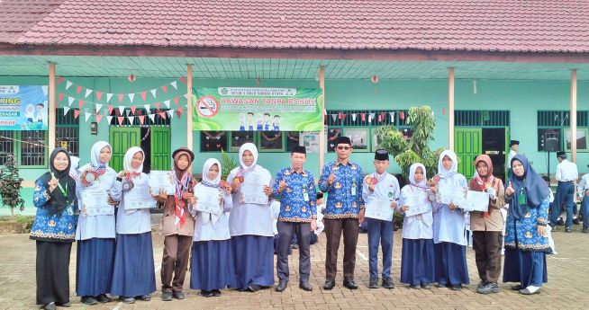 Kamad MTsN 1 HSU Serahkan 21 Medali Olimpiade kepada Siswa Berprestasi Kamad MTsN 1 HSU Serahkan 21 Medali Olimpiade kepada Siswa Berprestasi