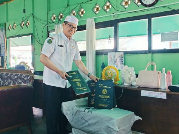 MTsN 1 HSU Adakan Raport Baru untuk Siswa Kelas VII Melalui Dana BOS MTsN 1 HSU Adakan Raport Baru untuk Siswa Kelas VII Melalui Dana BOS