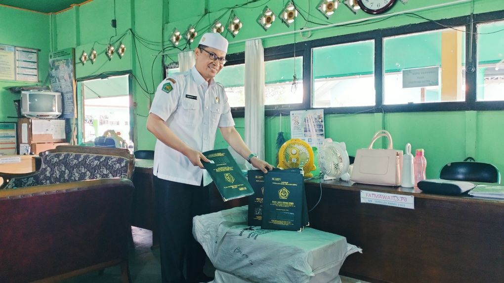 MTsN 1 HSU Adakan Raport Baru untuk Siswa Kelas VII Melalui Dana BOS MTsN 1 HSU Adakan Raport Baru untuk Siswa Kelas VII Melalui Dana BOS
