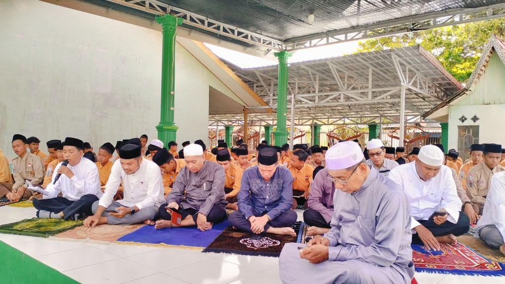 MTsN 1 HSU Gelar Jumat Taqwa, Komite Madrasah Tekankan Pentingnya Gerakan Shalat yang Benar