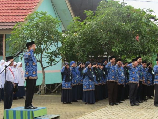 MTsN 1 HSU Gelar Upacara Peringatan Hari Pahlawan dengan Penampilan Puisi dan Parade Lagu Nasional MTsN 1 HSU Gelar Upacara Peringatan Hari Pahlawan dengan Penampilan Puisi dan Parade Lagu Nasional