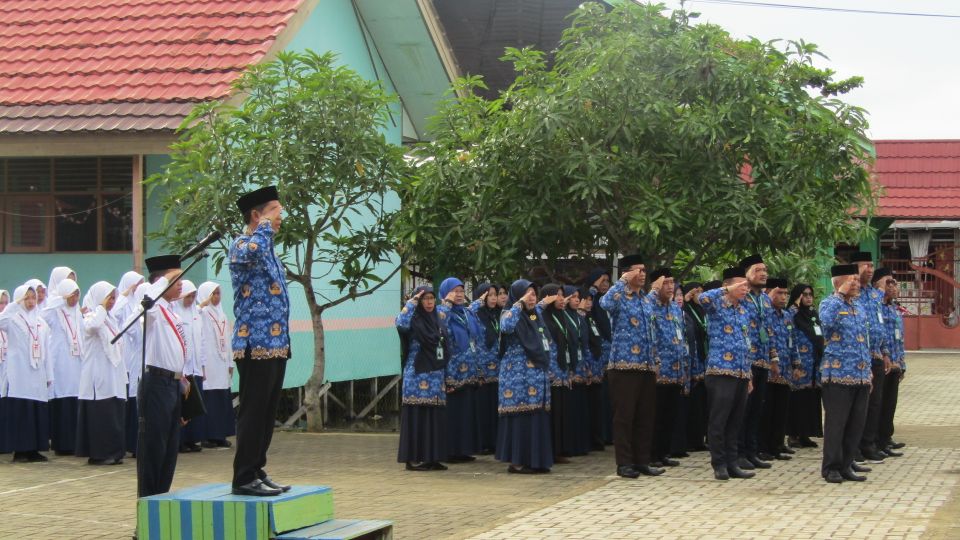 MTsN 1 HSU Gelar Upacara Peringatan Hari Pahlawan dengan Penampilan Puisi dan Parade Lagu Nasional