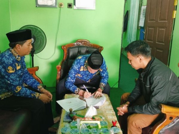 MTsN 1 HSU Perbarui MOU Kerjasama dengan Desa Rantau Karau Raya MTsN 1 HSU Perbarui MOU Kerjasama dengan Desa Rantau Karau Raya