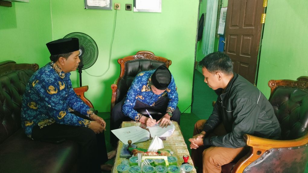 MTsN 1 HSU Perbarui MOU Kerjasama dengan Desa Rantau Karau Raya