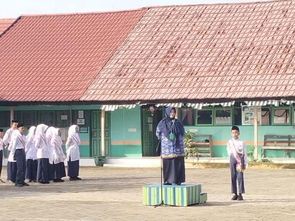 Pembina Upacara Ingatkan 7 Kebiasaan Anak Indonesia Hebat di MTsN 1 HSU Pembina Upacara Ingatkan 7 Kebiasaan Anak Indonesia Hebat di MTsN 1 HSU