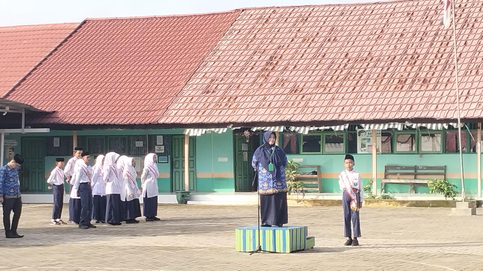 Pembina Upacara Ingatkan 7 Kebiasaan Anak Indonesia Hebat di MTsN 1 HSU