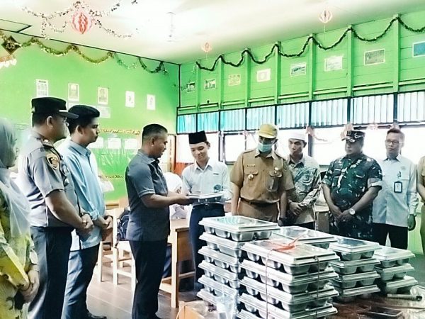 Siswa MTsN 1 HSU Terima Program MBG Perdana dari SPPG Rantau Karau Hilir Siswa MTsN 1 HSU Terima Program MBG Perdana dari SPPG Rantau Karau Hilir