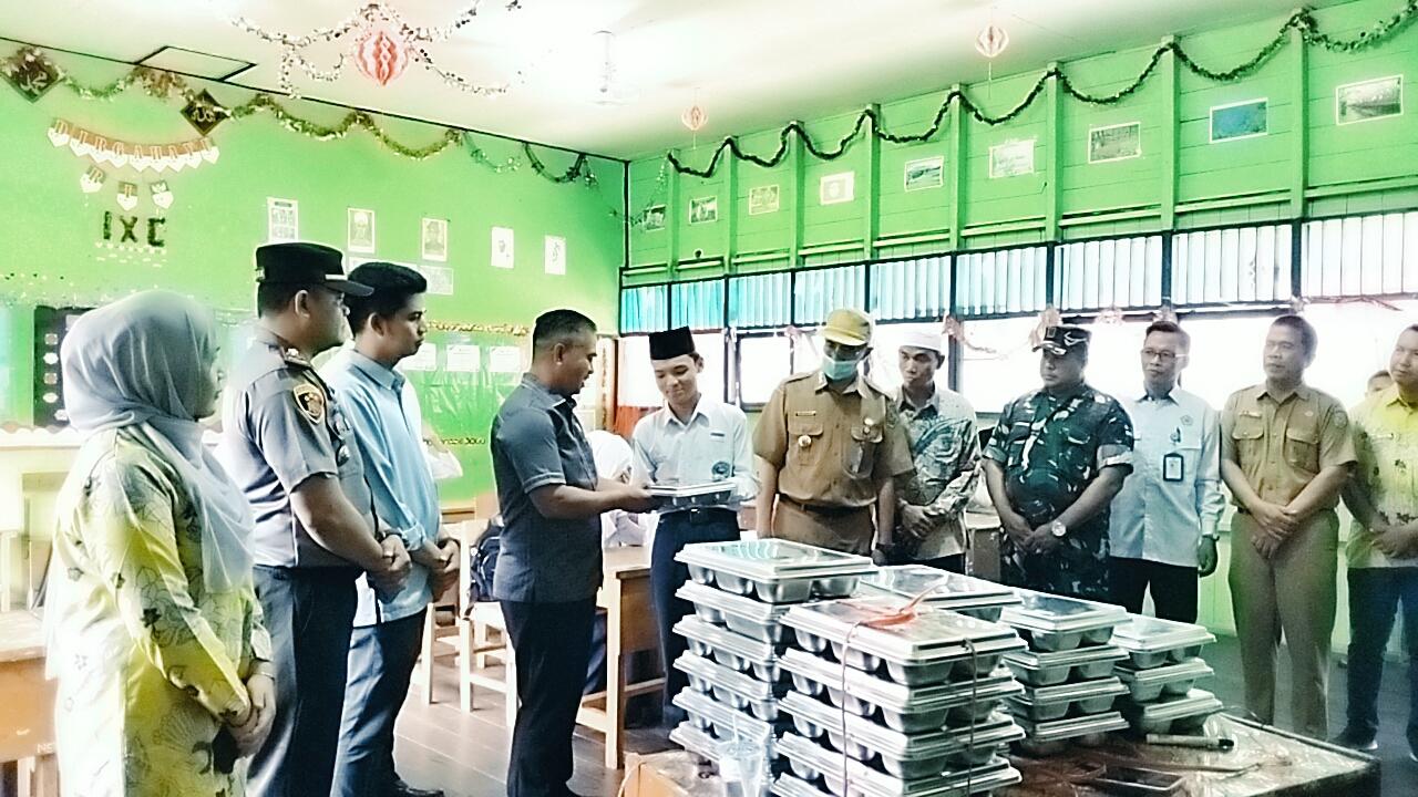 Siswa MTsN 1 HSU Terima Program MBG Perdana dari SPPG Rantau Karau Hilir