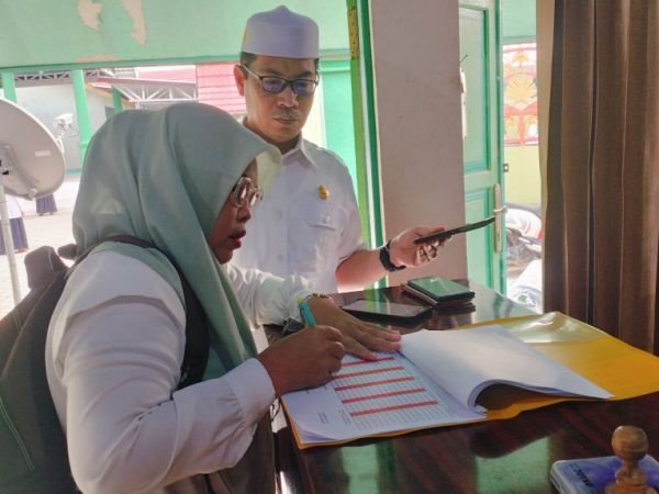 Tertib Administrasi, Seluruh PTK MTsN 1 HSU Rutin Isi Absensi Harian Tertib Administrasi, Seluruh PTK MTsN 1 HSU Rutin Isi Absensi Harian