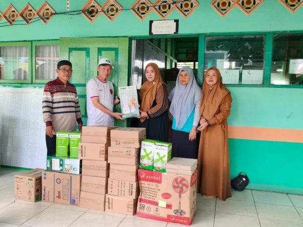 Alumni MTsN 1 HSU Berbagi Kebersamaan Lewat Beragam Bingkisan Doorprize untuk Harlah ke-60