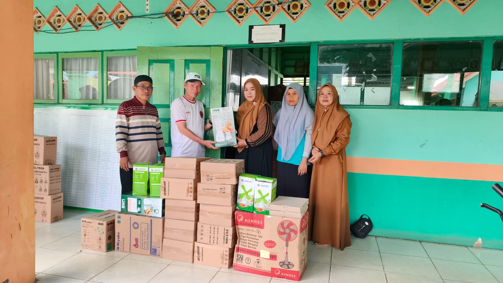 Alumni MTsN 1 HSU Berbagi Kebersamaan Lewat Beragam Bingkisan Doorprize untuk Harlah ke-60 Alumni MTsN 1 HSU Berbagi Kebersamaan Lewat Beragam Bingkisan Doorprize untuk Harlah ke-60