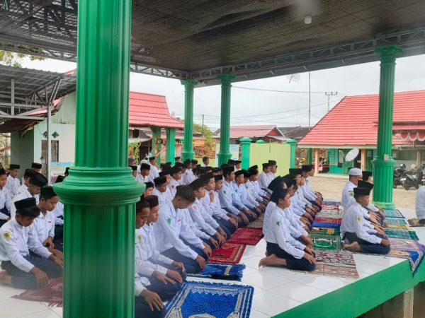 Hari Pertama Belajar di Madrasah Selama Bulan Ramadhan 1447 H, MTsN 1 HSU Perkuat Nuansa Ibadah dalam Keseharian Belajar