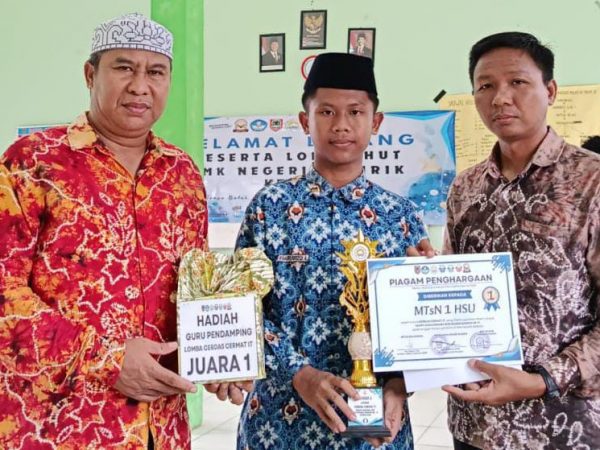 MTsN 1 HSU Terima Hadiah Juara 1 CCIT dan Juara 2 Voli HUT ke-11 SMKN Babirik