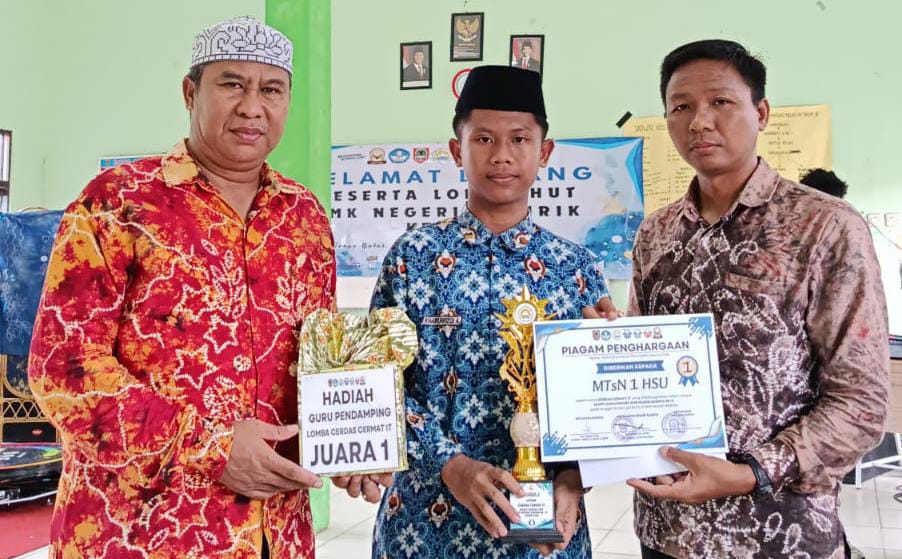 MTsN 1 HSU Terima Hadiah Juara 1 CCIT dan Juara 2 Voli HUT ke-11 SMKN Babirik