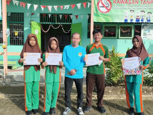 Kamad MTsN 1 HSU Serahkan Penghargaan Pemenang Lomba Video Ucapan Harlah ke-60