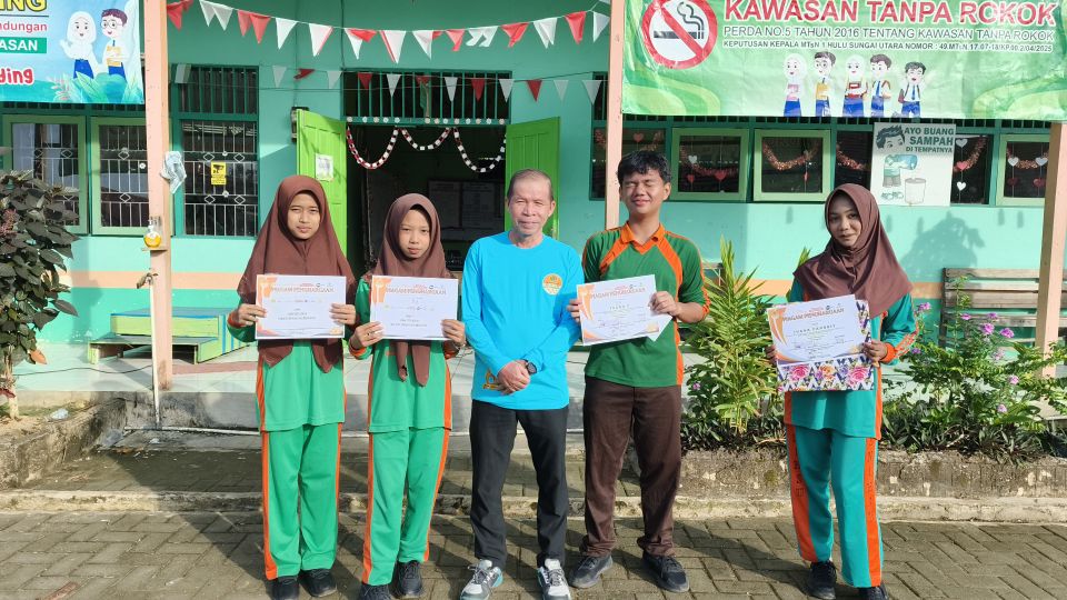 Kamad MTsN 1 HSU Serahkan Penghargaan Pemenang Lomba Video Ucapan Harlah ke-60 Kamad MTsN 1 HSU Serahkan Penghargaan Pemenang Lomba Video Ucapan Harlah ke-60