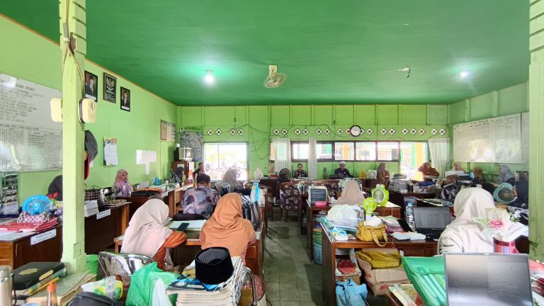 MTsN 1 HSU Gelar Rapat Dinas Pembagian Tugas Mengajar dan Personalia Tahun 2026 MTsN 1 HSU Gelar Rapat Dinas Pembagian Tugas Mengajar dan Personalia Tahun 2026
