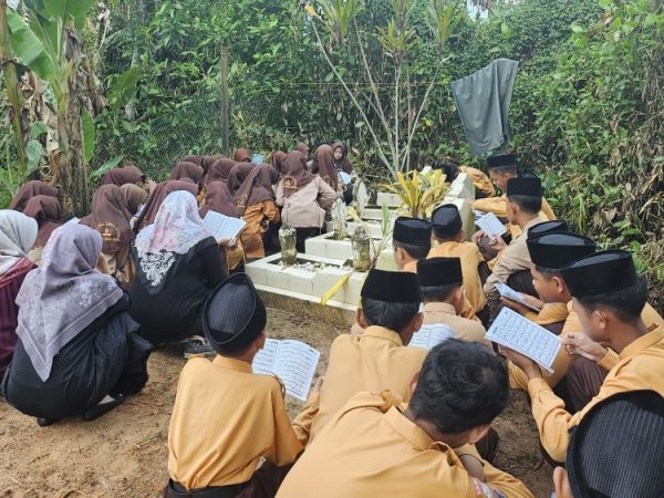 MTsN 1 HSU Gelar Ziarah Makam Jelang Ramadhan, Kenang Jasa Almarhum Kepala Madrasah dan Komite