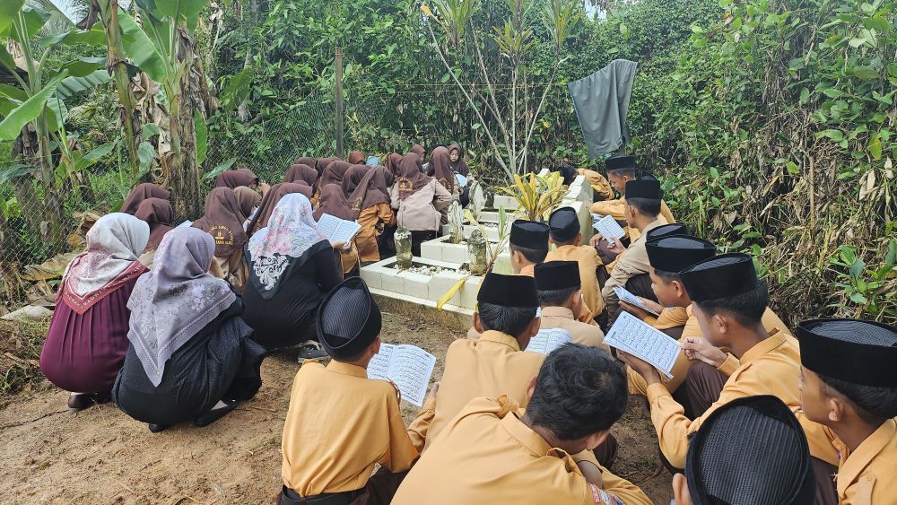 MTsN 1 HSU Gelar Ziarah Makam Jelang Ramadhan, Kenang Jasa Almarhum Kepala Madrasah dan Komite MTsN 1 HSU Gelar Ziarah Makam Jelang Ramadhan, Kenang Jasa Almarhum Kepala Madrasah dan Komite